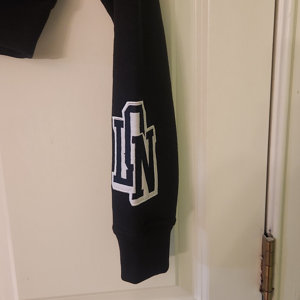 Black Cropped Hoodie with Winged Logo - Picture 2 of 3